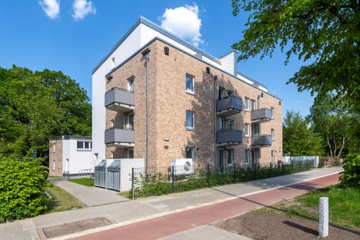 In Hamburg-Schnelsen hat die Behrens-Stiftung 24 Wohnungen für ehemals obdachlose Menschen errichtet. Gemeinsam mit drei weiteren Trägern der Wohnungslosenhilfe unterstützt sie die Menschen auch nach dem Einzug. Foto: Behrens-Stiftung