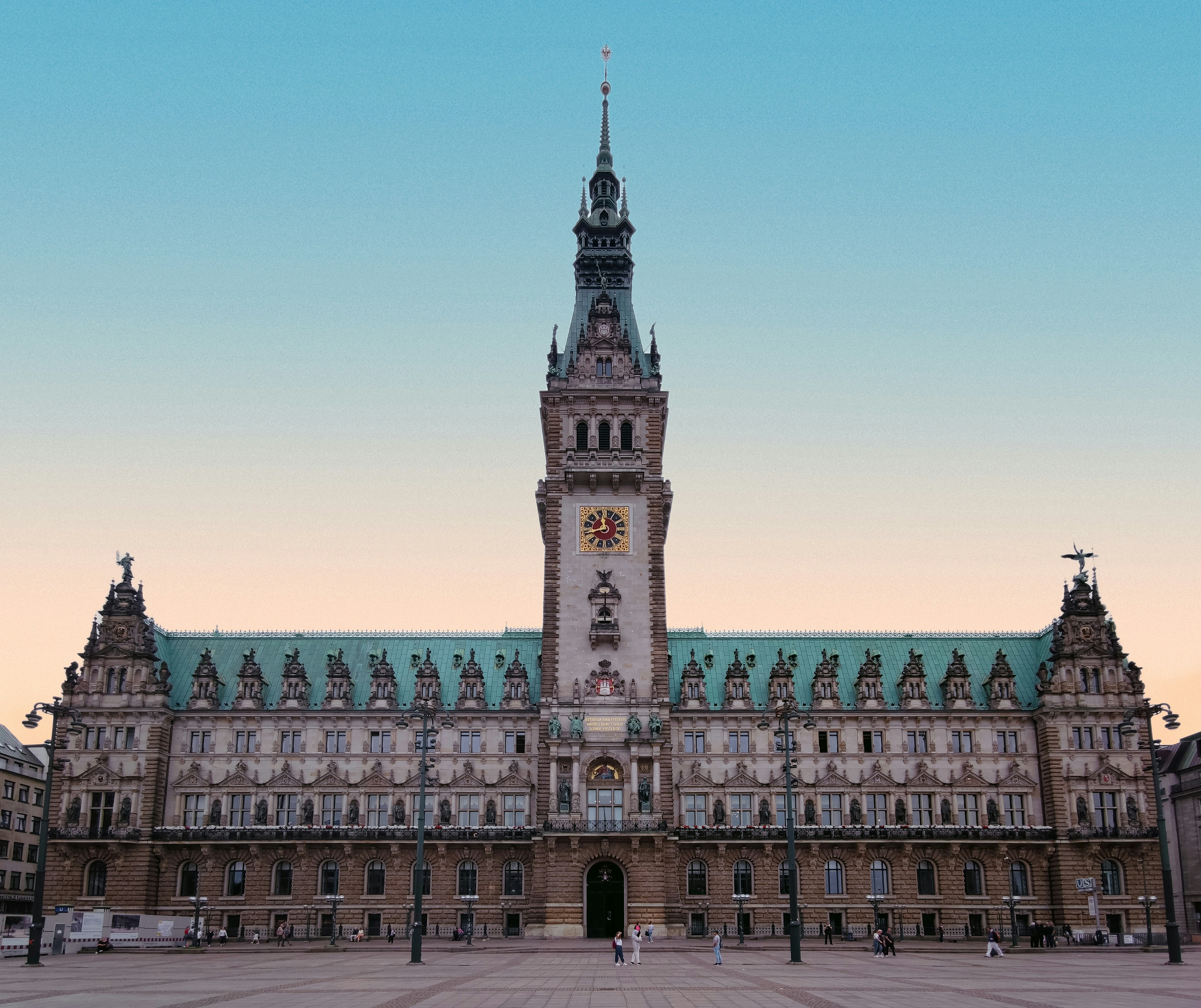 Vernetzungstreffen zu Hamburgs längster Tafel für Demokratie, Vielfalt und Zusammenhalt