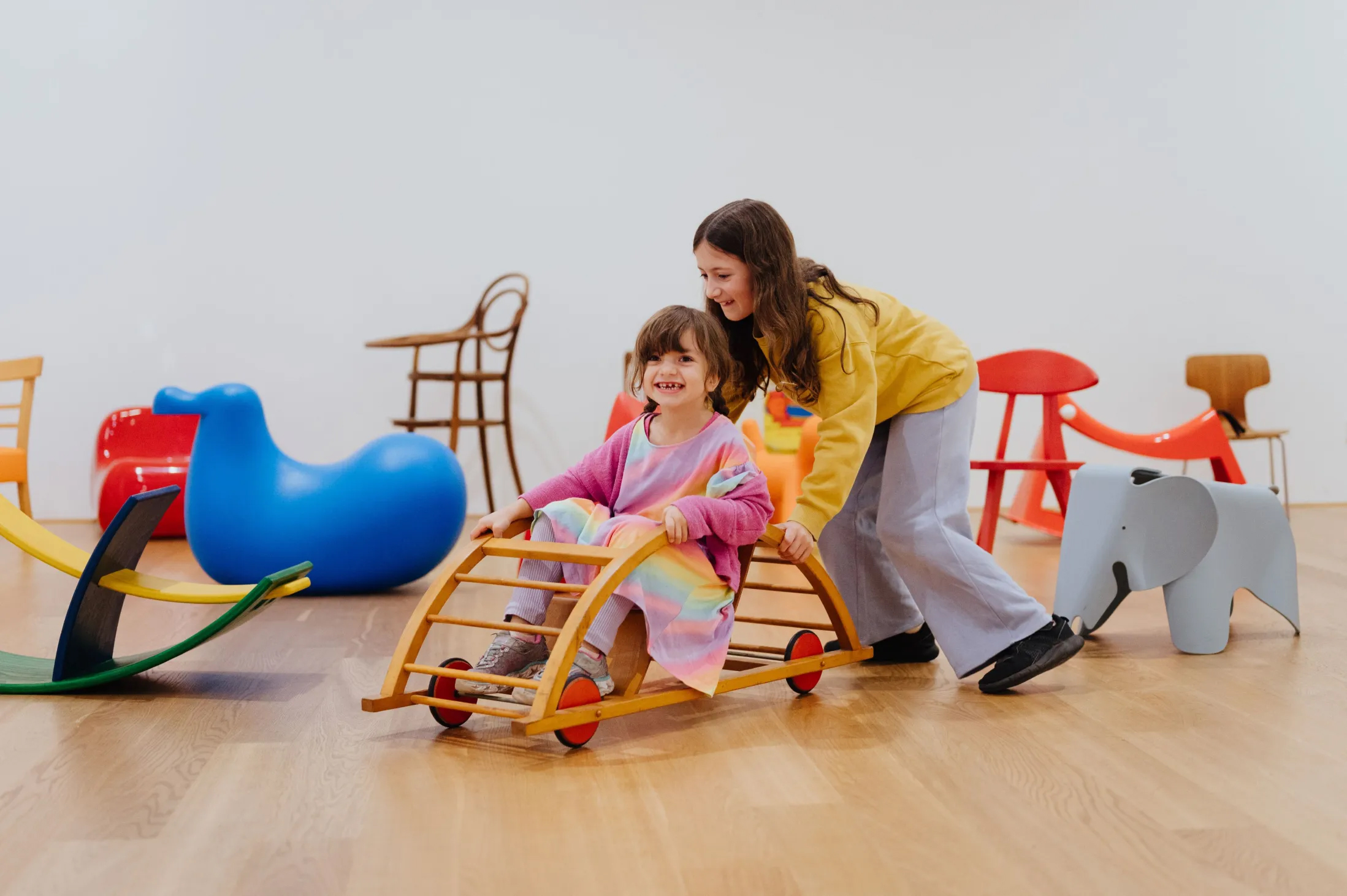 Ausstellung: Minimöbel: Stühle für Kinder